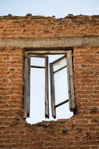 Alte Fensterarchitektur aus den Ruinen von Istanbul — Stockfoto