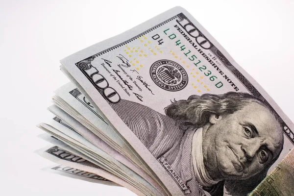 Банкноты по 100 долларов США размещены на белом фоне — стоковое фото