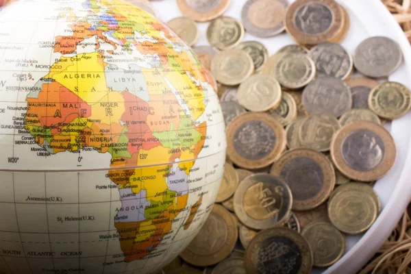 Monnaies lires turques à côté d'un globe modèle — Photo