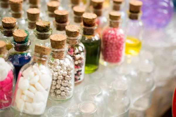 Набор маленьких прозрачных бутылочек с бусами — стоковое фото