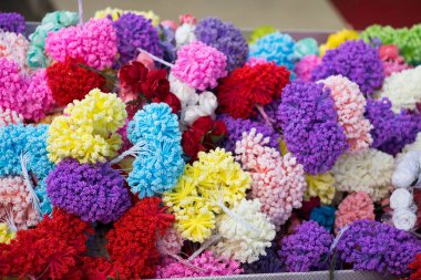 Farklı renkler ve şekiller pompoms içinde bir'ın Bazaarı kümesi