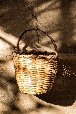 Satılık bir pazar yeri boş hasır sepetleri