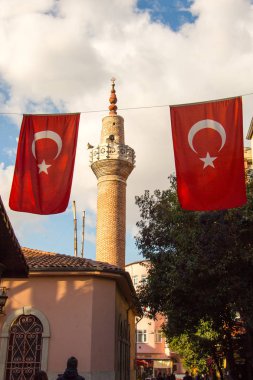 Bir ip ile bir minare sokakta Türk ulusal bayrak dayan