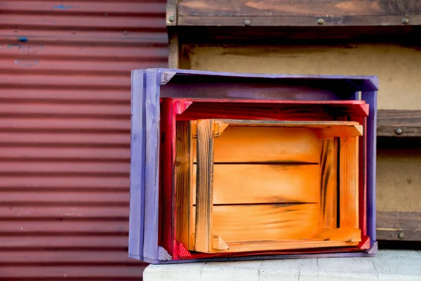 Cajas de madera coloridas para la venta en un mercado — Foto de Stock