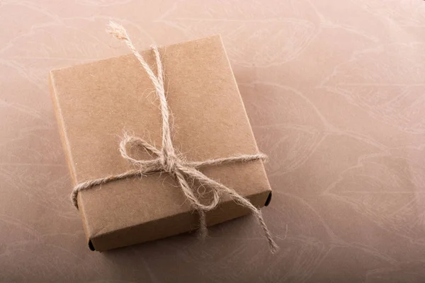 Geschenk-Box von brauner Farbe und Tannenzapfen — Stockfoto