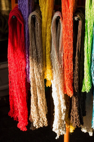 Netztaschen in verschiedenen Farben auf einem Marktplatz — Stockfoto