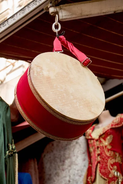 Tambor tradicional como instrumento de música en el mercado — Foto de Stock
