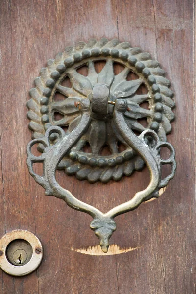Старая ручная оттоманская дверная ручка из металла — стоковое фото