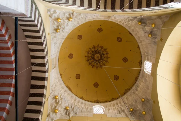 Vista interna della cupola nell'architettura ottomana in Turchia — Foto Stock