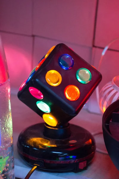 Lampu disko dengan bintik-bintik dari berbagai lampu warna — Stok Foto