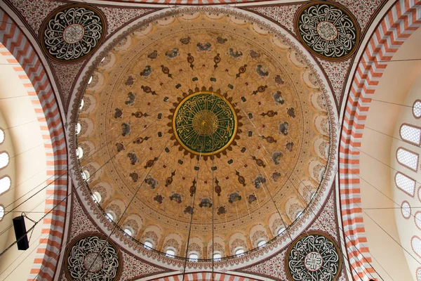 Vista interior de la cúpula en la arquitectura otomana en Turquía — Foto de Stock
