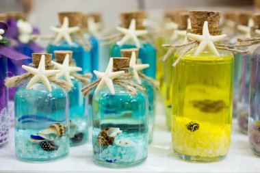  Boş küçük şeffaf şişe dizi çakıl taşları ile dolu ve