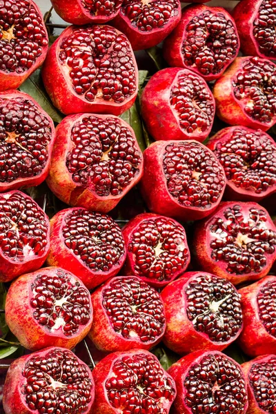 Frutta matura di melograno in un mercato — Foto Stock