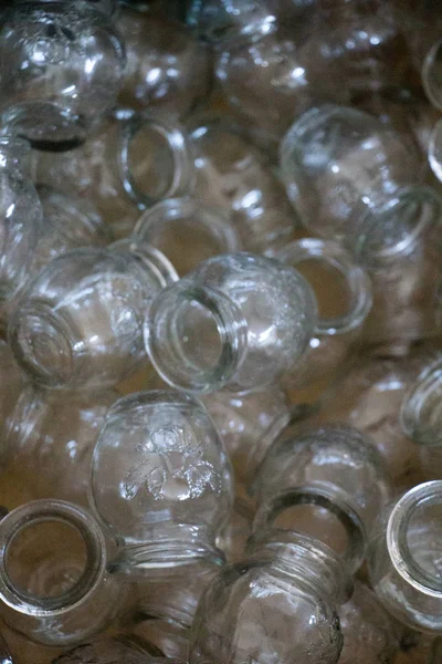 Ensemble de petites bouteilles transparentes vides dans une boîte — Photo