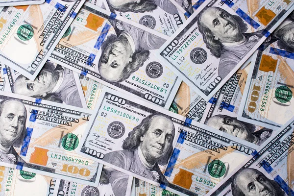  Beyaz zemin üzerine yerleştirilmiş Amerikan 100 dolarlık banknotlar