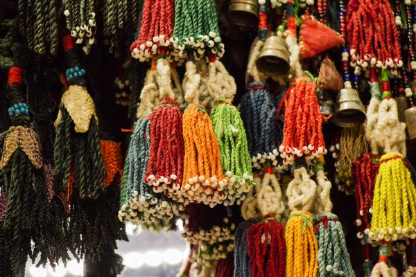 Çeşitli renklerde Türk geleneksel püsküllü yelpazesi — Stok fotoğraf