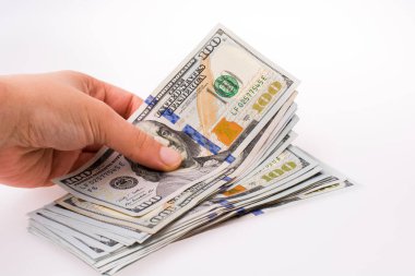 Amerikan Doları banknot beyaz arka plan üzerinde tutan eller