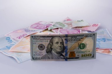 Amerikan Doları banknot ve Turksh Lirası banknot yan yana