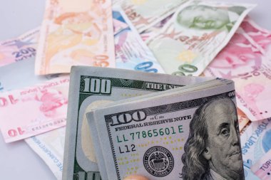 Amerikan Doları banknot ve Turksh Lirası banknot yan yana