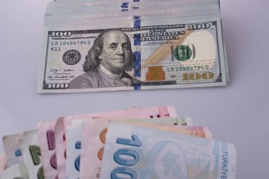 Amerikan Doları banknot ve Turksh Lirası banknot yan yana