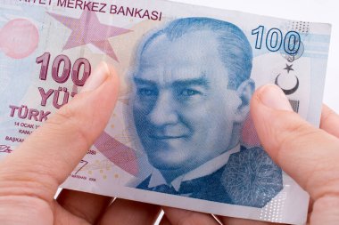 100 Turksh Lirası banknot elinde tutan el