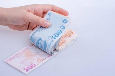 Turksh Lirası banknot elinde tutan el