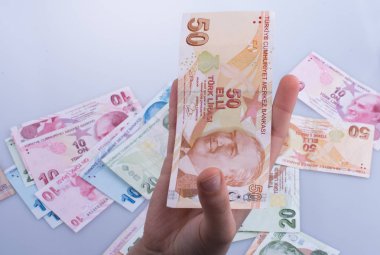 Turksh Lirası banknot elinde tutan el