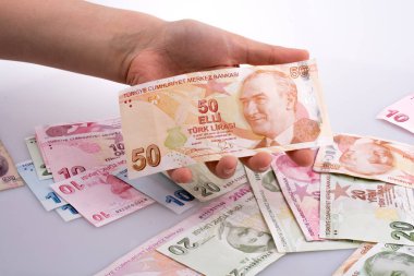 Turksh Lirası banknot elinde tutan el
