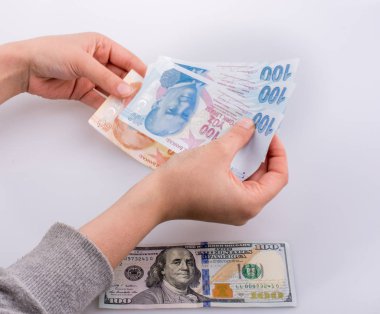 Turksh Lirası banknotlar Amerikan Doları banknot yan tarafından holding eller arka plan beyaz