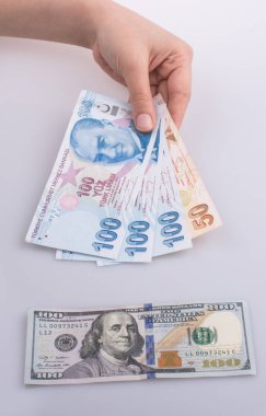 Turksh Lirası banknotlar Amerikan bebek yan tarafından holding eller