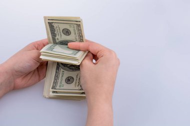 Amerikan Doları banknot beyaz arka plan üzerinde tutan eller