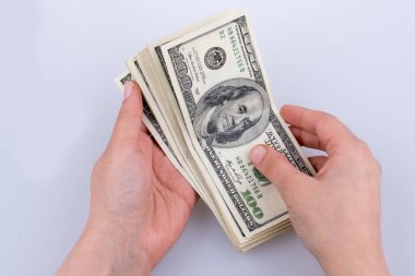 Amerikan Doları banknot beyaz arka plan üzerinde tutan eller