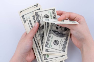 Amerikan Doları banknot beyaz arka plan üzerinde tutan eller