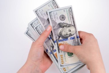 Amerikan Doları banknot beyaz arka plan üzerinde tutan eller