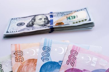 Amerikan Doları banknot ve Turksh Lirası banknot yan yana