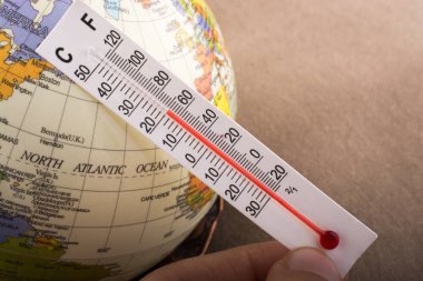 El bir termometre model küre üzerinde yerleştirme 