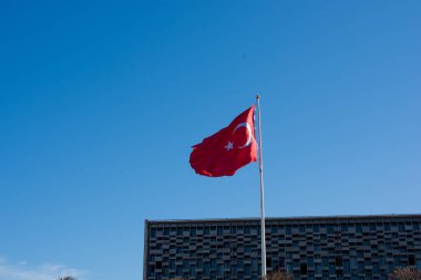 Türk ulusal bayrağı direğe asılı 