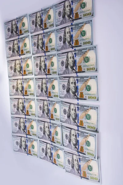 흰색 바탕에 배치 하는 미국의 100 달러 지폐 — 스톡 사진