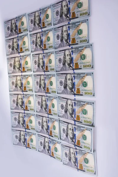  Beyaz zemin üzerine yerleştirilmiş Amerikan 100 dolarlık banknotlar