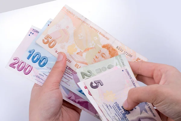 Hand som håller Turksh Lira sedlar i hand — Stockfoto