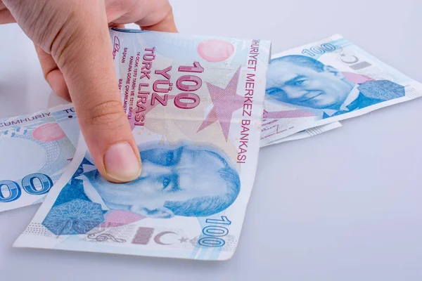 Ruka v ruce drží 100 Turksh Lira bankovky — Stock fotografie