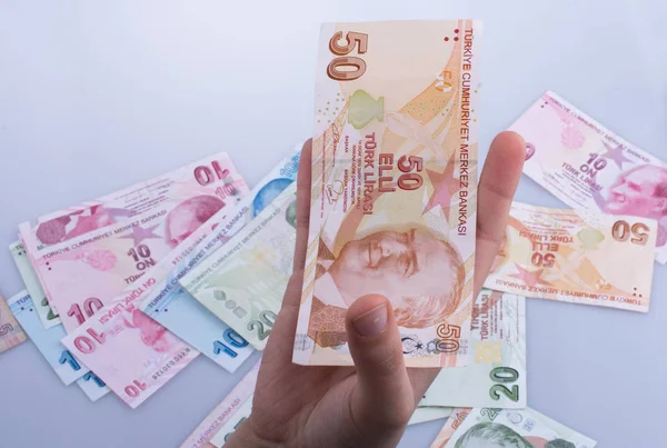 Turksh Lirası banknot elinde tutan el