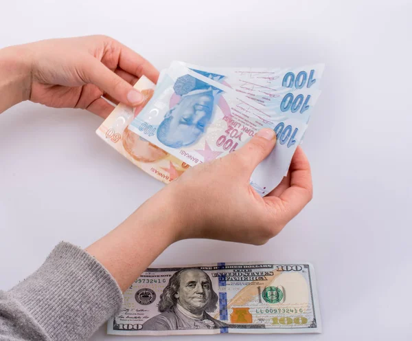 Manos Sosteniendo Billetes Turksh Lira Lado Billetes Dólares Americanos Sobre — Foto de Stock