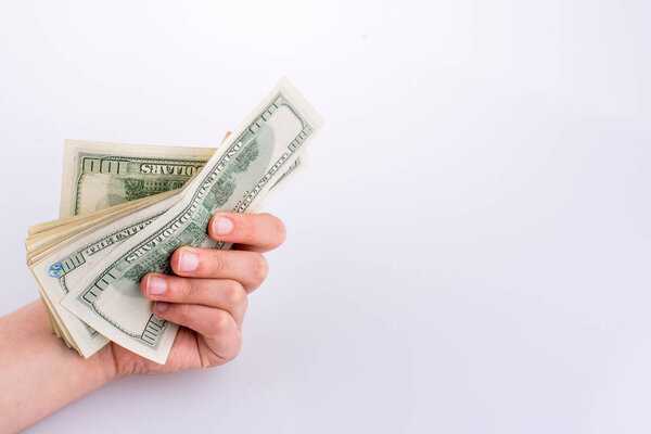 Банкноты американского доллара на белом фоне
