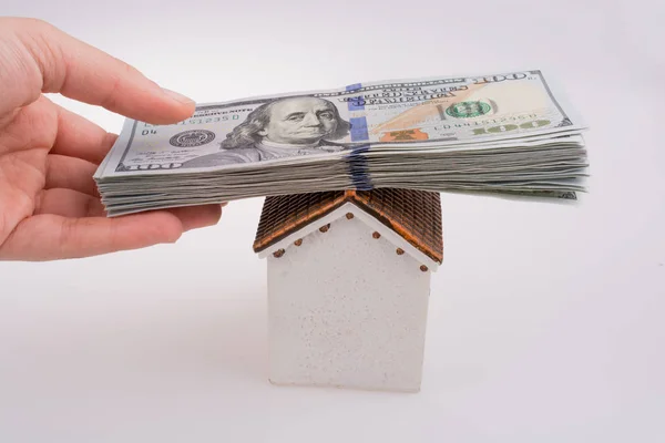拿美国的美元钞票的模型屋顶上浩手 — 图库照片