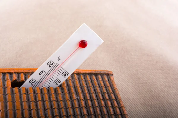 Termômetro temperatura de medição colocado em um pequeno modelo hous — Fotografia de Stock