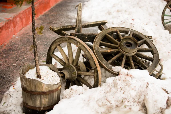 Velha roda de vagão tradicional feita de madeira — Fotografia de Stock