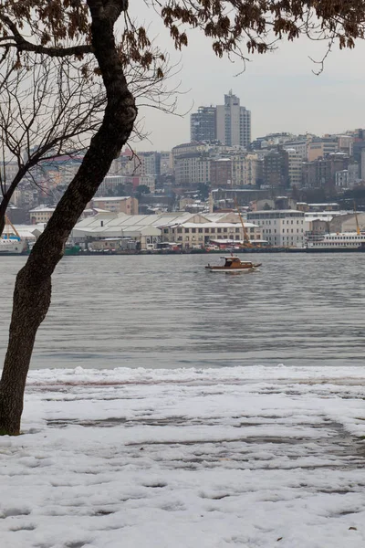 Boot im goldenen Horn in Istanbul — Stockfoto