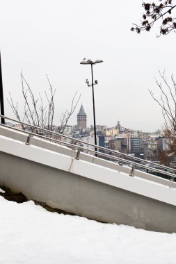 Galata Kulesi Haliç üzerinden görünümünü 