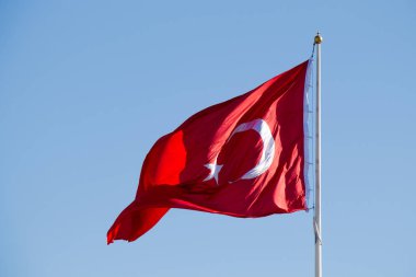 Türk ulusal bayrağı direğe asılı 